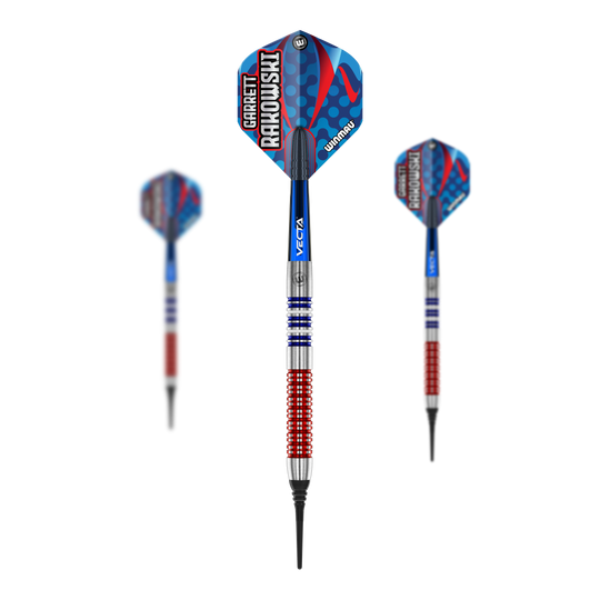 Winmau Garrett Rakowski zachte dartpijlen - 20 g Das Bild zeigt drei Softdarts des Modells "Winmau Garrett Rakowski Softdarts - 20g". Die Darts haben ein auffälliges Design in Blau, Rot und Silber mit der Aufschrift "Garrett Rakowski" auf den Flights.