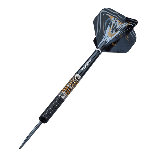 Unicorn Maestro Jeffrey De Zwaan Phase 3 stalen dartpijlen Das Bild zeigt einen Unicorn Maestro Jeffrey De Zwaan Phase 3 Steeldart. Der Dart hat ein schwarzes und silbernes Design mit goldenen Akzenten und einer auffälligen Flights-Grafik.