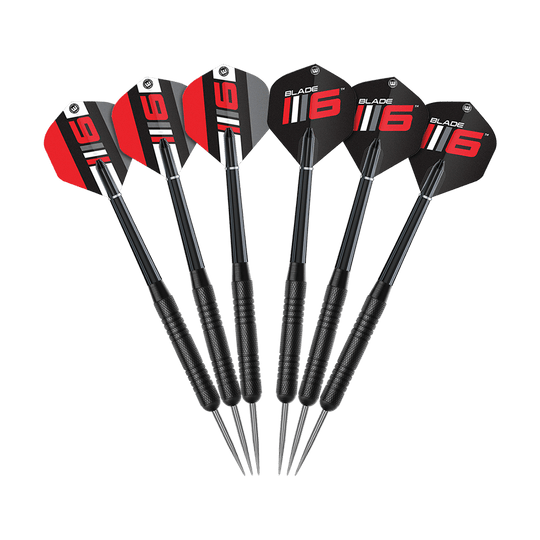 Winmau Blade 6 Triple Core Set met 2 sets darts Das Bild zeigt das Winmau Blade 6 Triple Core Set mit 2 Sets Darts. Das Produkt beinhaltet eine hochwertige Dartscheibe mit zwei Dart-Sets.