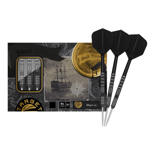 Das Bild zeigt die Target Japan Black Marque Draco GEN2 Steeldarts mit einer stilvollen Verpackung im Piraten-Design. Drei schwarze Steeldarts sind neben der Verpackung abgebildet.