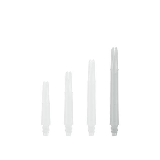Auf dem Bild sind vier milchig-weiße, gerade Dartschäfte in unterschiedlichen Längen zu sehen. Sie stehen nebeneinander aufrecht auf einem neutralen Hintergrund.
