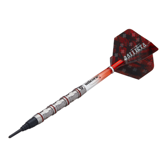 Unicorn Ballista Style 4 zachte darts Das Bild zeigt einen Softdart der Marke Unicorn, Modell Ballista Style 4. Der Dartpfeil hat einen silbernen Schaft mit roten Akzenten und eine rot-schwarze Flights mit der Aufschrift "BALLISTA".