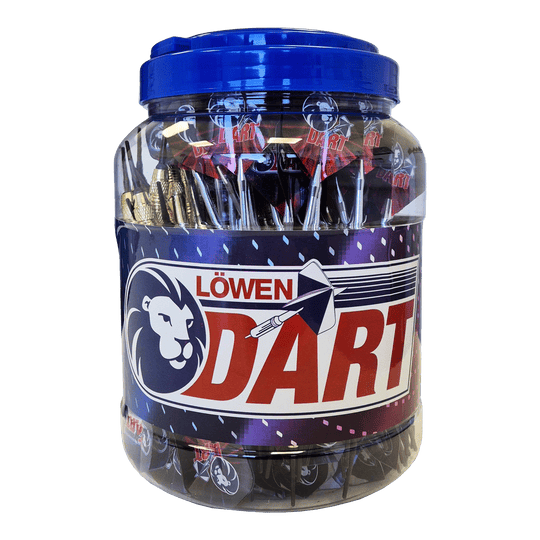 99 Löwen softtip-pijltjes - 18 g Das Bild zeigt ein großes Plastikgefäß mit einem blauen Deckel, das mit vielen Soft-Tip-Darts gefüllt ist. Auf dem Behälter steht die Aufschrift "Löwen Dart" und das Produkt heißt "99 Löwen Soft-Tip Darts - 18g".