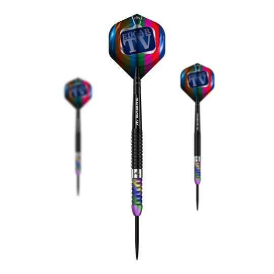 Missie Matt Edgar Steeldarts Das Bild zeigt drei Steeldarts des Produkts „Mission Matt Edgar Steeldarts“. Die Flights der Darts sind bunt und tragen den Aufdruck „Edgar TV“.