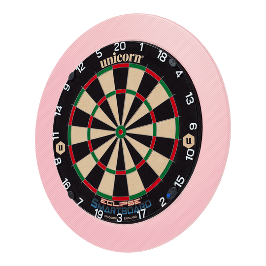 Das Bild zeigt eine Unicorn Eclipse Smartboard Steeldartscheibe mit einem pinken Schutzring. Die Dartscheibe hat klare Zahlen und farbige Segmente für das Dartspiel.