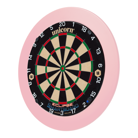 Unicorn Eclipse Smartboard stalen dartbord Das Bild zeigt eine Unicorn Eclipse Smartboard Steeldartscheibe mit einem pinken Schutzring. Die Dartscheibe hat klare Zahlen und farbige Segmente für das Dartspiel.