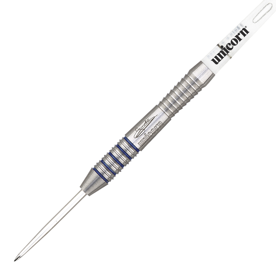 8775_Unicorn_Silver_Star_Var2_Gary_Anderson_Steeldarts_2 Das Bild zeigt einen Unicorn Silver Star Var.2 Gary Anderson Steeldart. Der Dart besteht aus silbernem Metall mit blauen Akzenten und trägt die Aufschrift "unicorn".