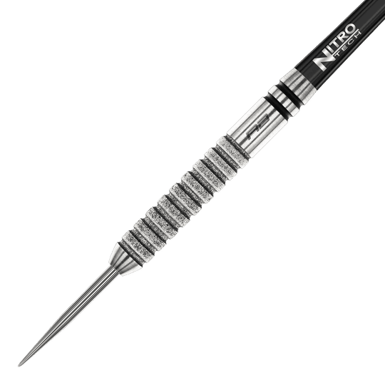 Dies ist der Red Dragon Gian Van Veen Tour Edition Steeldart mit einem Gewicht von 22g. Der Dart hat eine silberne, geriffelte Oberfläche und eine scharfe Spitze.