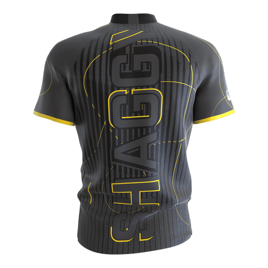 Das Bild zeigt das Target Coolplay Collarless Scott Williams Dartshirt von hinten. Das Shirt ist grau mit gelben Akzenten und dem großen Schriftzug "SHAGGY" auf dem Rücken.