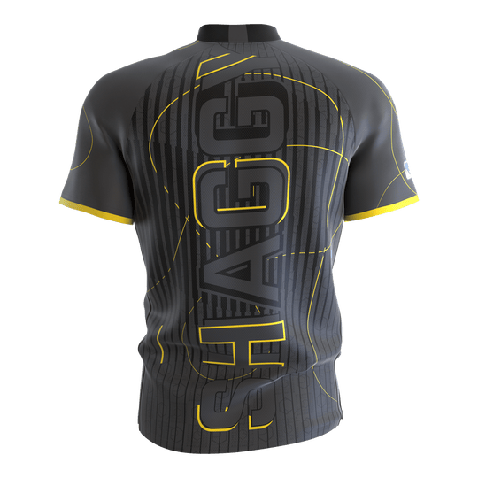 Target Coolplay kraagloos Scott Williams dartshirt Das Bild zeigt das Target Coolplay Collarless Scott Williams Dartshirt von hinten. Das Shirt ist grau mit gelben Akzenten und dem großen Schriftzug "SHAGGY" auf dem Rücken.