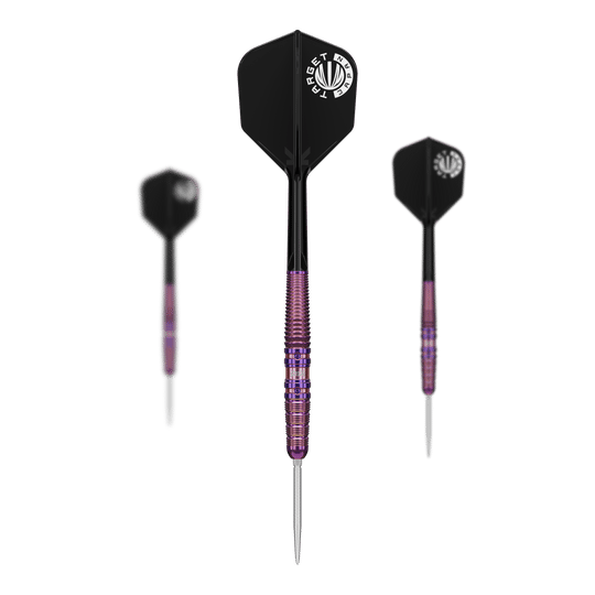 Das Bild zeigt drei Steeldarts des Modells "Target Japan Keita Ono Solo Gen8 Swiss Point - 24g". Die Darts haben eine schwarze Flight und einen lila-metallischen Barrel.