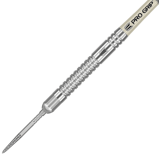 190224-_Target_Dimitri_Van_Den_Bergh_GEN2_Swiss_Point_Steeldarts_2 Das Bild zeigt einen silbernen Steeldartpfeil mit gerilltem Griffbereich. Auf dem Schaft steht "PRO GRIP" geschrieben.