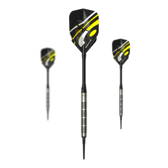 McDart 85 Wolfraam V17 Softdarts - 16,5 g Auf dem Bild sind drei Softdarts des Modells "McDart 85er Tungsten V17" mit einem Gewicht von 16,5g zu sehen. Die Darts haben schwarze Flights mit gelben und weißen Akzenten sowie silberne, gerillte Barrels.