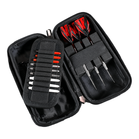Winmau Armor G1 Dart-portemonnee In diesem Bild ist ein offenes Dart-Etui zu sehen. Es enthält drei zusammengebaute Darts und mehrere Ersatzteile wie Spitzen und Flights.