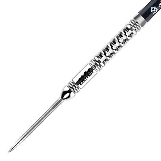 Caliburn Wolfpack W1 stalen darts - 23g Das Bild zeigt einen Caliburn Wolfpack W1 Steeldart mit einem Gewicht von 23,5g. Der Dart hat ein silbernes, geriffeltes Design und ist mit dem Schriftzug "WOLFPACK" versehen.