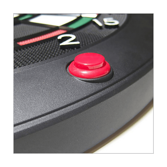 G01250_GranBoard_3S_LED_Elektronisches_Dartboard_2 Das Bild zeigt einen Ausschnitt des GranBoard 3S LED Elektronisches Dartboard. Zu sehen ist ein roter Knopf auf dem Gehäuse des Dartboards.