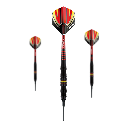 Winmau Outrage V1 Zwart gecoate messing zachte darts - 18g Das Bild zeigt drei Winmau Outrage V1 Black Coated Brass Softdarts mit einem Gewicht von 18g. Die Pfeile haben ein schwarzes Barrel und auffällige Flights in Rot, Gelb und Schwarz.