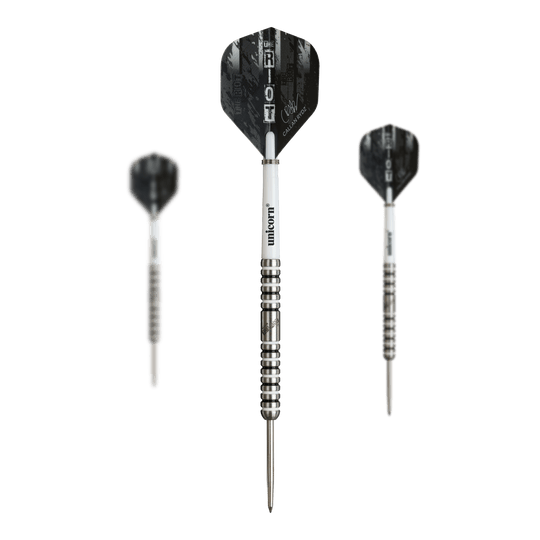 Unicorn Callan Rydz The Riot Phase 2 stalen darts Das Bild zeigt drei Steeldarts des Produkts „Unicorn Callan Rydz The Riot Phase 2“. Die Darts haben silberne Spitzen, weiße Schäfte und schwarze Flights mit Aufschrift.