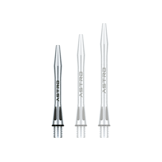 Das Bild zeigt drei silberne Winmau Astro Aluminium Shafts in verschiedenen Längen. Auf den Schäften steht das Wort "ASTRO" und sie haben schwarze Details an der Unterseite.
