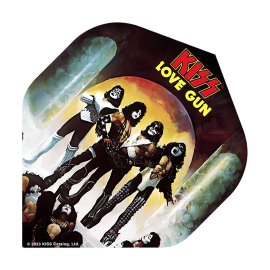 Das Bild zeigt ein Dart-Flügel mit dem Motiv des KISS-Albums „Love Gun“. Darauf sind die Bandmitglieder in ihren charakteristischen Kostümen abgebildet, und oben steht der Schriftzug „KISS LOVE GUN“.