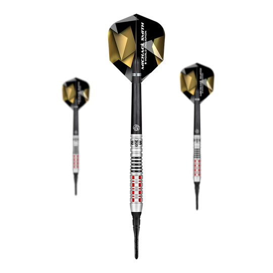 Shot van Michael Smith Believe zachte darts Auf dem Bild sind drei Softdarts mit schwarzen und goldenen Flights zu sehen. Auf einem der Flights steht der Name "Michael Smith" geschrieben.