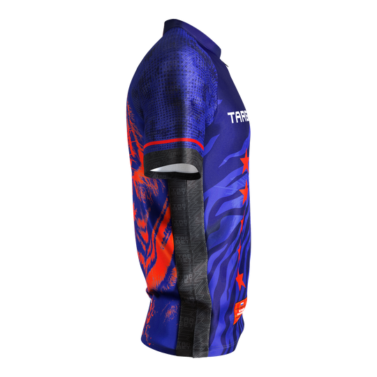 Target Coolplay Raymond Van Barneveld 2025 dartshirt Das Bild zeigt das "Target Coolplay Raymond Van Barneveld 2025 Dartshirt". Das Shirt ist überwiegend blau mit roten und schwarzen Akzenten sowie auffälligen Grafiken.
