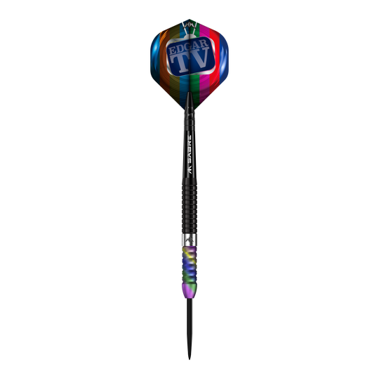 Missie Matt Edgar Steeldarts Das Bild zeigt einen Steeldart mit dem Namen "Mission Matt Edgar Steeldarts". Der Dart hat einen bunten Flight mit der Aufschrift "EDGAR TV" und ein schwarz-geriffeltes Barrel.