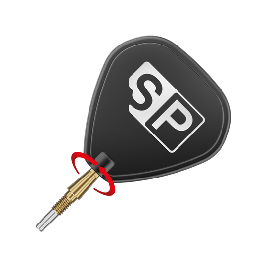 Target Swiss Point Storm Surge stalen dartpunten - goud Auf dem Bild ist eine goldene Dartspitze mit einem schwarzen Flight zu sehen, auf dem die Buchstaben "SP" abgebildet sind. Um die Spitze ist ein roter Pfeil, der eine Drehbewegung anzeigt.