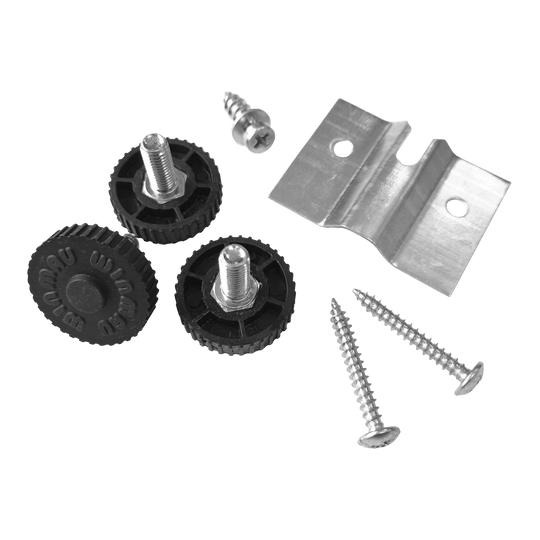 Winmau Rota-Lock Blade 6 wandmontage Das Bild zeigt den Winmau Rota-Lock Blade 6 Wandhalterungssatz mit Schrauben, Metallhalterung und schwarzen Befestigungsrädern. Dieses Set wird zur sicheren Wandbefestigung eines Dartboards verwendet.