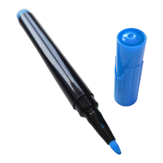 Bordmarker Auf dem Bild ist ein blauer Boardmarker mit abgenommener Kappe zu sehen. Die Spitze des Markers ist ebenfalls blau.