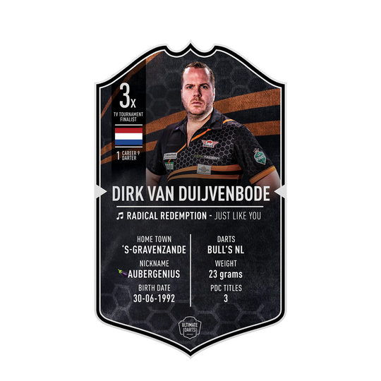 Ultieme Dartskaart - Dirk Van Duijvenbode Die Abbildung zeigt eine Ultimate Darts Card von Dirk Van Duijvenbode. Auf der Karte stehen Informationen wie sein Spitzname "Aubergenius", seine Heimatstadt ’s-Gravenzande und sein Geburtsdatum, 30.06.1992.