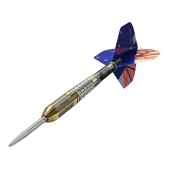 Target Raymond Van Barneveld Chrono 95 Swiss Point Steel Darts Auf dem Bild ist ein Steeldart der Marke Target zu sehen, Modell "Raymond Van Barneveld Chrono 95 Swiss Point". Der Dartpfeil hat ein metallisch silber-goldenes Barrel und bunte Flights mit der Aufschrift "RVB".