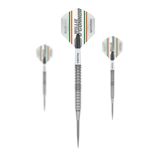 Winmau Willie O'Connor Steel Darts - 23g Das Bild zeigt drei Steeldarts des Modells "Winmau Willie O'Connor" mit 23g Gewicht. Die Flights sind mit dem Namen "Willie O'Connor" sowie farbigen Streifen versehen.