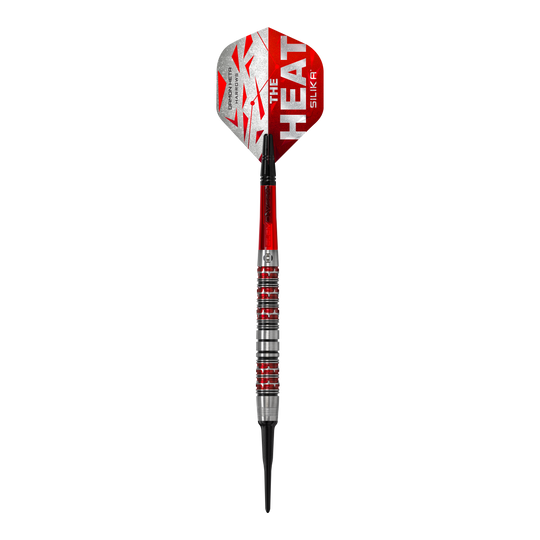 Das Bild zeigt einen Harrows Damon Heta Series 3 Softdart. Der Dart ist silber, rot und schwarz gestaltet und trägt den Aufdruck "The Heat" auf dem Flight.