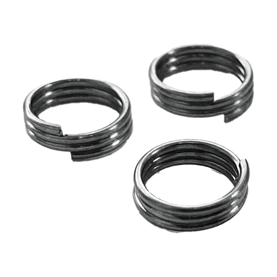 McDart Shaftringe - 5 Sets Das Bild zeigt drei silberne Schaftringe aus Metall. Diese gehören zum Produkt "McDart Shaftringe - 5 Sets" und werden als Zubehörringe für Dartpfeile verwendet.