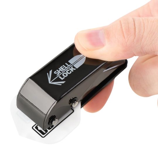 L-Style One80 Shell Lock Punch Vluchtpons Das Bild zeigt das Produkt "L-Style One80 Shell Lock Punch Flightlocher", das in einer Hand gehalten wird. Mit diesem Werkzeug wird ein Loch in ein Dartflight gestochen.