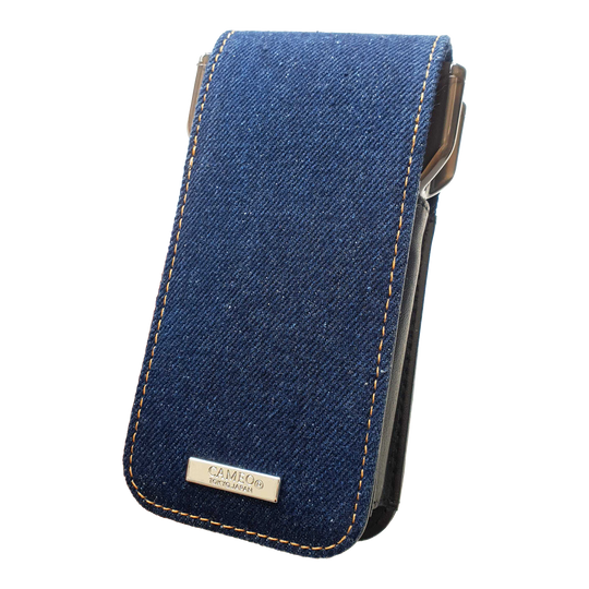 Cameo Acento Denim Dart-hoesje Dies ist ein Dartcase aus indigofarbenem Denim-Stoff. Auf der Vorderseite befindet sich ein Metall-Label mit der Aufschrift "CAMEO TOKYO JAPAN".