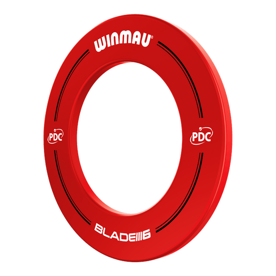 Winmau PDC Dartbord Surround - Rood Das Bild zeigt einen roten Winmau PDC Dartboard Surround. Auf dem Ring stehen die Wörter "Winmau", "PDC" und "Blade 6".