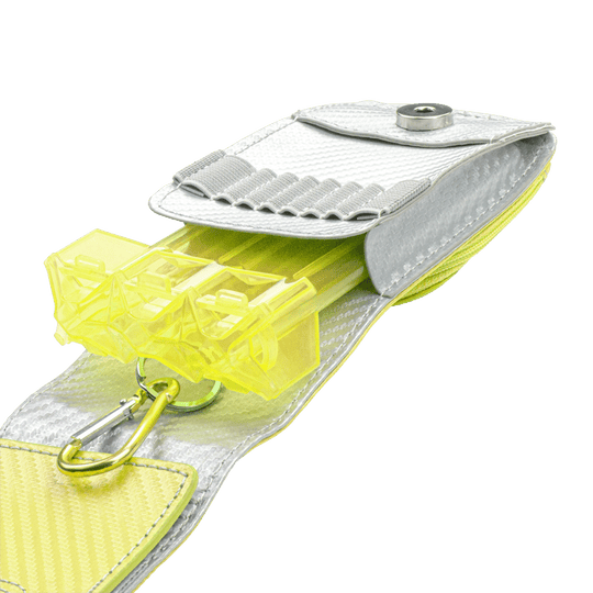 66348_Bulls_SECC_Dartcase_Yellow_3 Das Bild zeigt das Produkt "Bulls SECC Dartcase" in geöffnetem Zustand. In dem silbernen Etui befindet sich ein gelber Einsatz zur sicheren Aufbewahrung von Dartpfeilen.