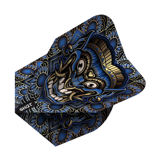 Shot Tribal Weapon Java No6 Vluchten Das Bild zeigt ein Dartflight mit einem auffälligen Tribal-Design in Blau, Gold und Schwarz. In der Mitte ist ein stilisierter, maskenartiger Kopf mit vielen Details zu sehen.