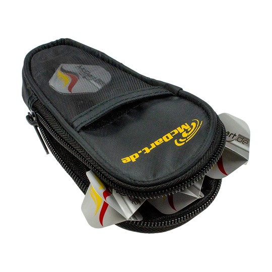 McDart Starterpakket Stalen Dart Zu sehen ist das McDart Starterpack. Dieses Produkt ist ideal für den Einstieg ins Dartspiel.