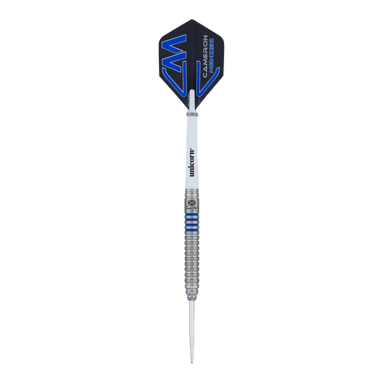 Unicorn Contender Camerion Menzies Steel Darts - 23g Das Bild zeigt einen Unicorn Contender Cameron Menzies Steeldart mit einem Gewicht von 23 Gramm. Der Dart hat ein silbernes Barrel mit blauen Akzenten und einem schwarzen Flights mit blauem Design.