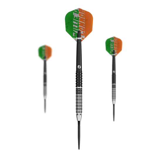 Mehrere Dartpfeile mit silbernen Spitzen sind zu sehen. Die Pfeile liegen parallel nebeneinander.
