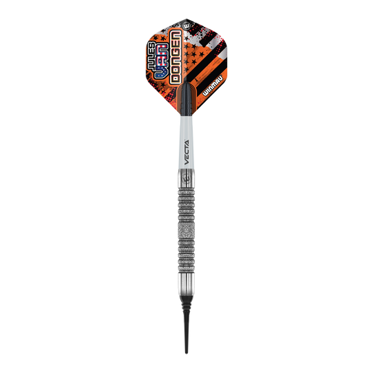 Winmau Jules Van Dongen zachte dartpijlen - 20g Das Bild zeigt einen Winmau Jules Van Dongen Softdart mit einem Gewicht von 20 Gramm. Der Dartpfeil hat ein auffälliges Flight-Design in Orange, Schwarz und Weiß mit dem Namen des Spielers darauf.