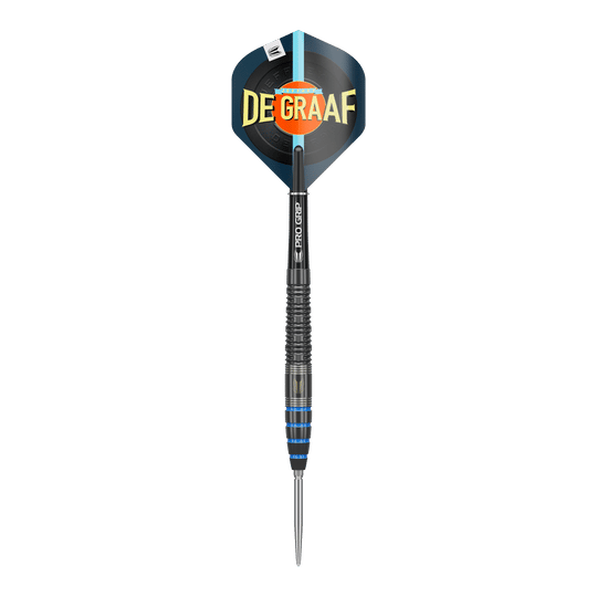 Das Bild zeigt einen Target Jeffrey De Graaf GEN1 Swiss Point Steeldart mit 23g Gewicht. Der Dart hat einen schwarzen Schaft und blaue Akzente am Griff, auf dem Flight steht "DE GRAAF".