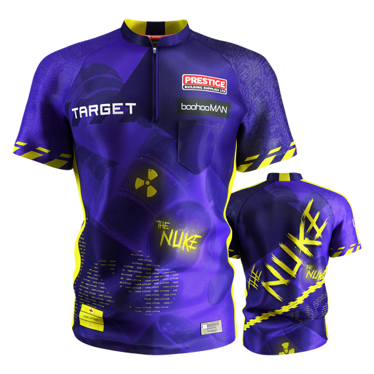 Target Coolplay Luke Littler 2025 dartshirt Das Bild zeigt das Target Coolplay Luke Littler 2025 Dartshirt in Blau und Gelb mit auffälligem Design. Auf dem Shirt sind verschiedene Logos, der Schriftzug "THE NUKE" und mehrere Sponsoren zu sehen.