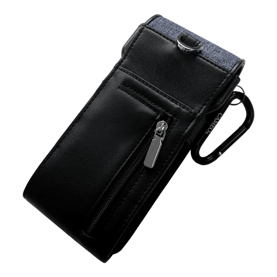 Cameo Thread Dart-hoesje Dies ist ein schwarzes Etui mit einem Reißverschlussfach auf der Vorderseite. Oben hat es einen blauen Stoffabschnitt und einen Metallclip zur Befestigung.