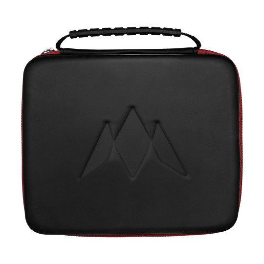 Dies ist eine schwarze Tragetasche mit rotem Reißverschluss und einem geprägten Logo auf der Vorderseite. Oben befindet sich ein Griff, um die Tasche leicht zu tragen.