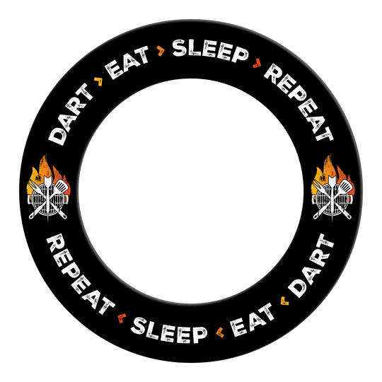 Dieses Bild zeigt einen Dartboard-Surround mit dem Text "DART EAT SLEEP REPEAT" in weißer Schrift auf schwarzem Hintergrund. Es sind außerdem zwei Grill-Motive mit Flammen auf gegenüberliegenden Seiten abgebildet.