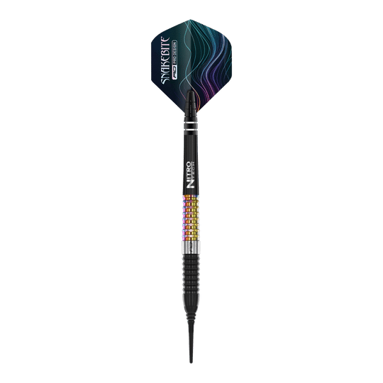 Das Bild zeigt einen Red Dragon Peter Wright Corra Softdart mit einem Gewicht von 18 Gramm. Der Dart hat bunte Griffbereiche und einen schwarz-blauen Flight mit dem Aufdruck "Snakesbite".